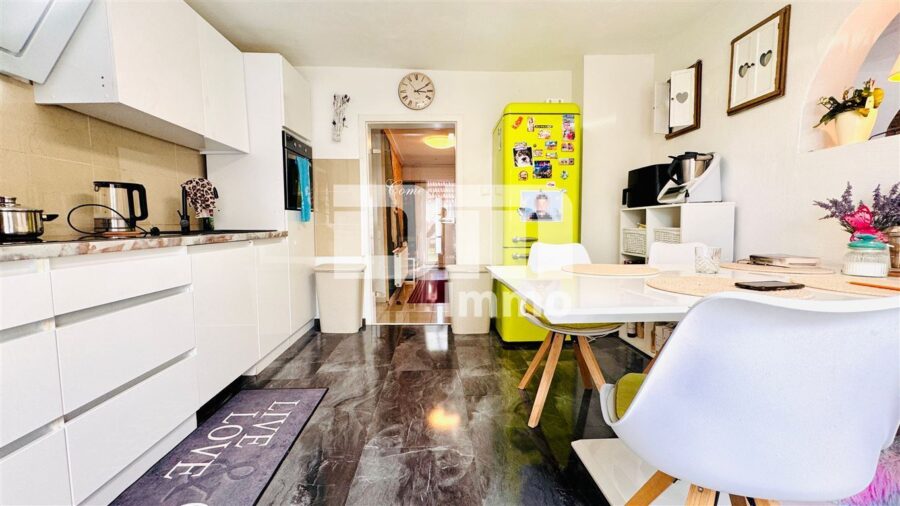 Umfangreich saniertes Fachwerkhaus mit 2 Terrassen, PV-Anlage und Nebengebäude - EG Küche / EBK / Zugang Terrasse